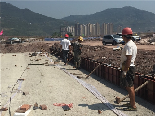 重庆道路防撞护栏底层施工